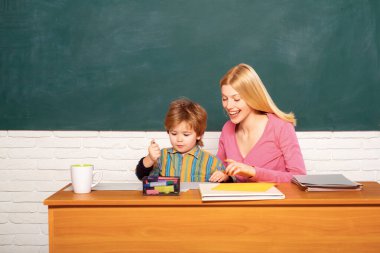 Anaokulu hazırlığı. Küçük çocuk ve öğretmen kadın pedagog sınıfı. Geliştirme ve yetiştirme. Anaokulu ve geliştirme. Yetenek ve beceri geliştiriyorum. Çocuk bakımı ve gelişimi