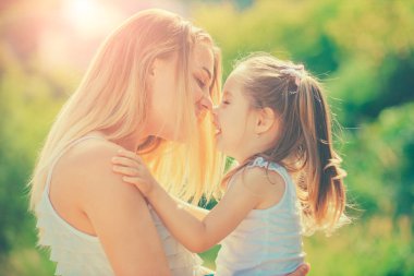 Çocuk sevgisi. Mutlu aile ve güzel anne-kız birlikte vakit geçiriyorlar. Anneler Günü. Aile ve annelik kavramı.