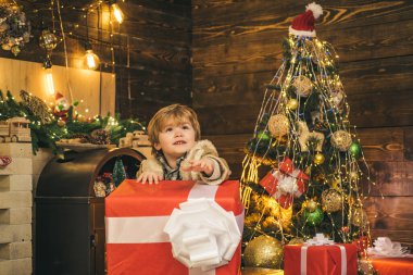 Mutlu yıllar. Çocuklar için kış teslimatı. Noel hediyesi kutulu mutlu çocuk. Noel 'i kutlayan şirin çocuklar. Noel Kutlaması Tatili.