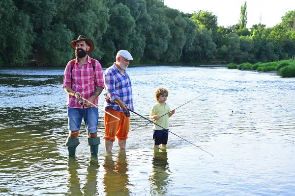 Ψάρεμα. Το αγοράκι πετάει ψαρεύοντας στη λίμνη με τον πατέρα και τον παππού του. Ανδρική οικογένεια πολλών γενεών. Ημέρα ανδρών. — Φωτογραφία Αρχείου