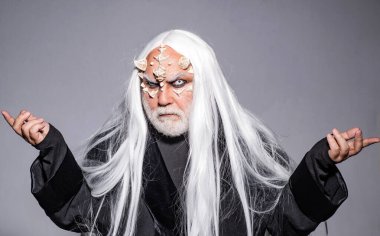 Yüzünde dikenleri olan gizemli bir savaşçı. Kötü vampir adam. Beyaz gözlü bir vampir adam. Boynuzlu kafalı bir Viking. Kafasında kanlı boynuzları olan şeytan..