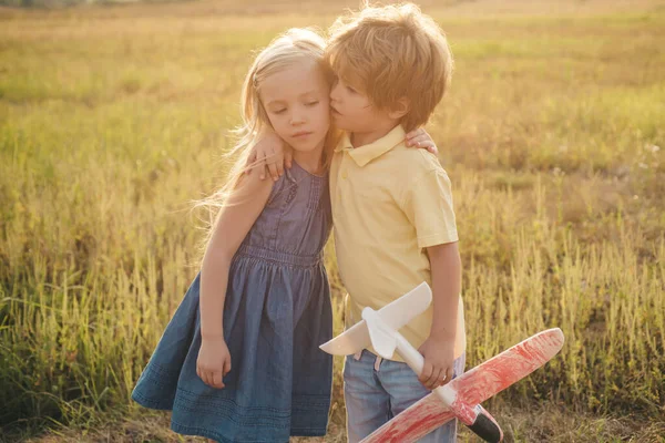 Roliga ungar parar sig i höstparken. Första kärleken. Mänskliga känslor som barn först älskar. Romantisk och kärlek. — Stockfoto