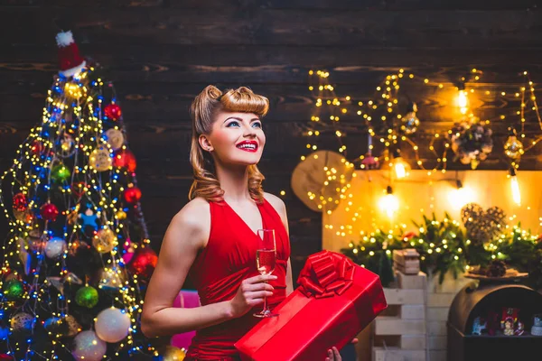 Vrouw in kerstjurk bij de kerstboom. Kerstvoorbereiding - luxe meisje viert nieuwjaar. Vrolijk kerstfeest en gelukkig nieuwjaar. — Stockfoto