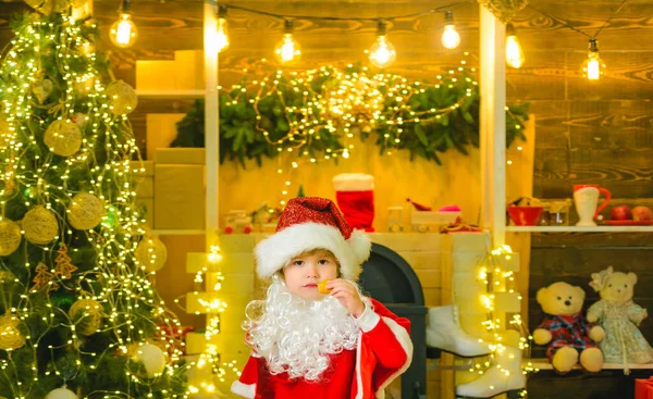Feliz Santa Claus - niño pequeño con un vaso de leche y galletas. Retrato de Papá Noel sorprendido y divertido. Galletas para niños Santa Claus. Santa Claus. Niño de Navidad . — Foto de Stock
