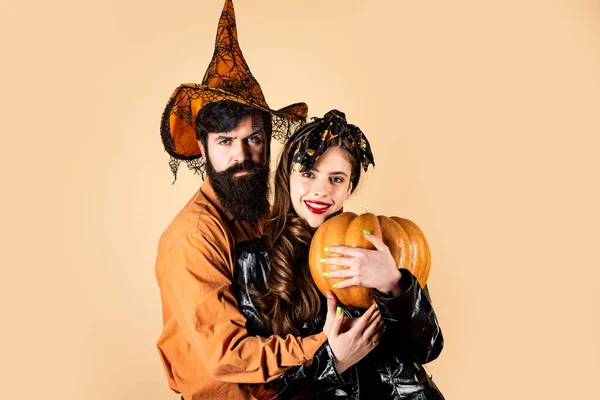 Halloween couple embracing. Best friends celebrated Halloween. Trick or treat. Retro Halloween couple romancing. — ストック写真