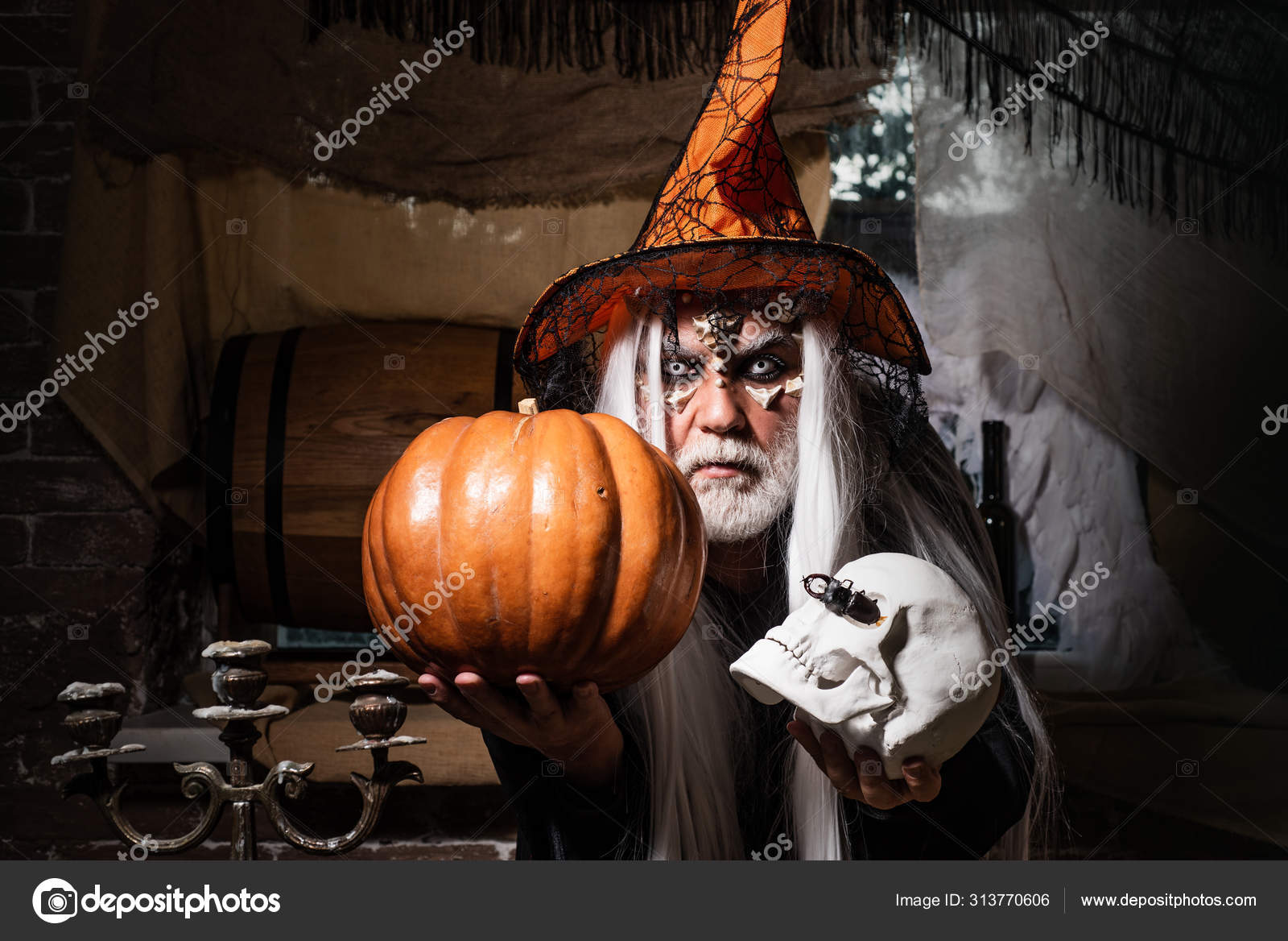 Homem Alegre Na Fantasia De Vampiro De Halloween Foto de Stock