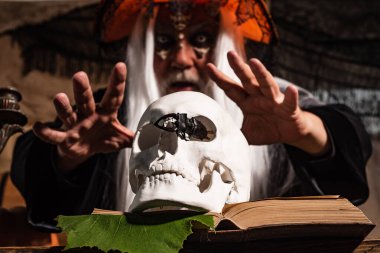 Dehşet. Cadılar Bayramı 31 Ekim. Cadı şapkalı şeytan. Komik karakter çizgi romanı Drakula. Kanlı gözlü şeytan..