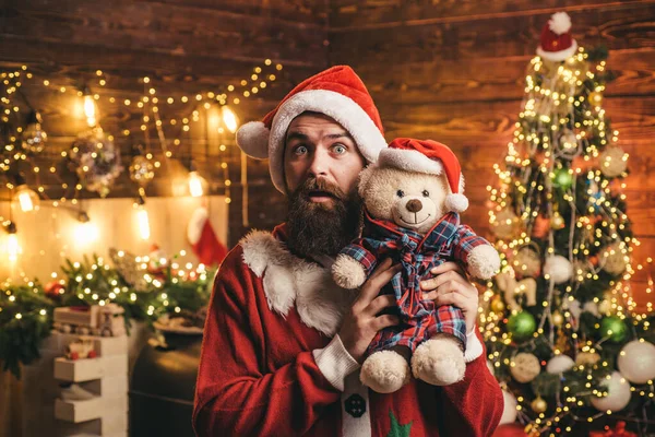 Homem Hipster, o Pai Natal barbudo celebra o Dia de Acção de Graças e o Natal. Homem barbudo de camisola de Natal. Home Ambiente de Natal . — Fotografia de Stock