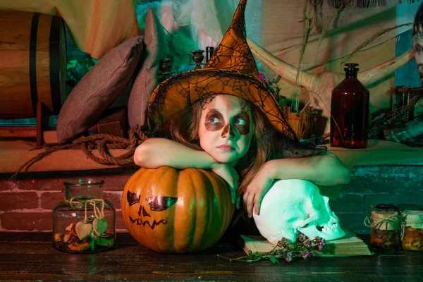 El niño en América celebra Halloween. Niño Halloween. niña bruja listo para truco o trato. niña con calabaza vestida como vampiro para la fiesta de Halloween . —  Fotos de Stock