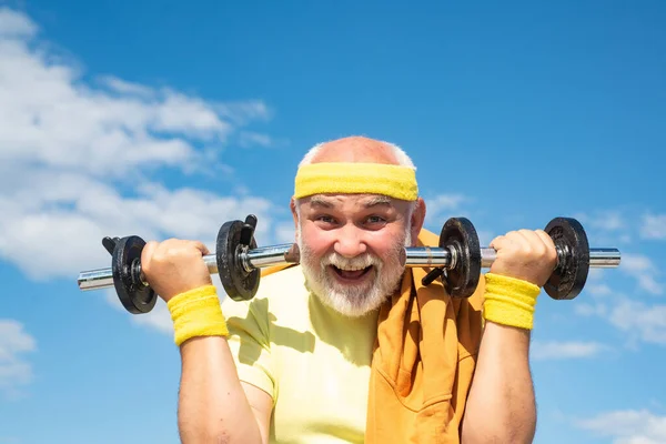 나이든 행복 한 미소의 사진. 카메라보고 있는 노인 행복해 하고 있어. 할아버지가 덤벨을 들고 운동하시고. 시니어를 위한 스포츠. — 스톡 사진