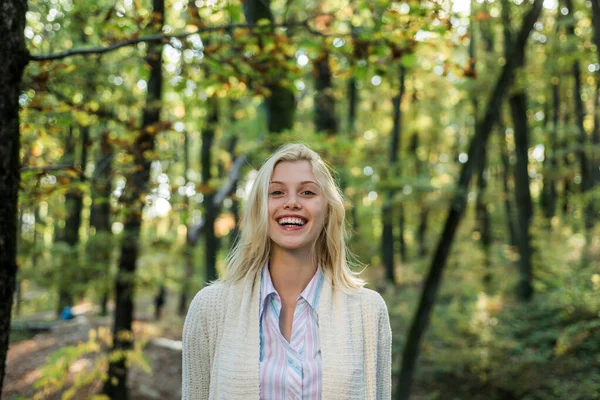 Herbstweib. Außenporträt wunderschöne Modell Mädchen mit sonnigem Tageslicht. weibliche Herbstmode. Herbststimmung. attraktive junge blonde Frau im Herbstpark. — Stockfoto