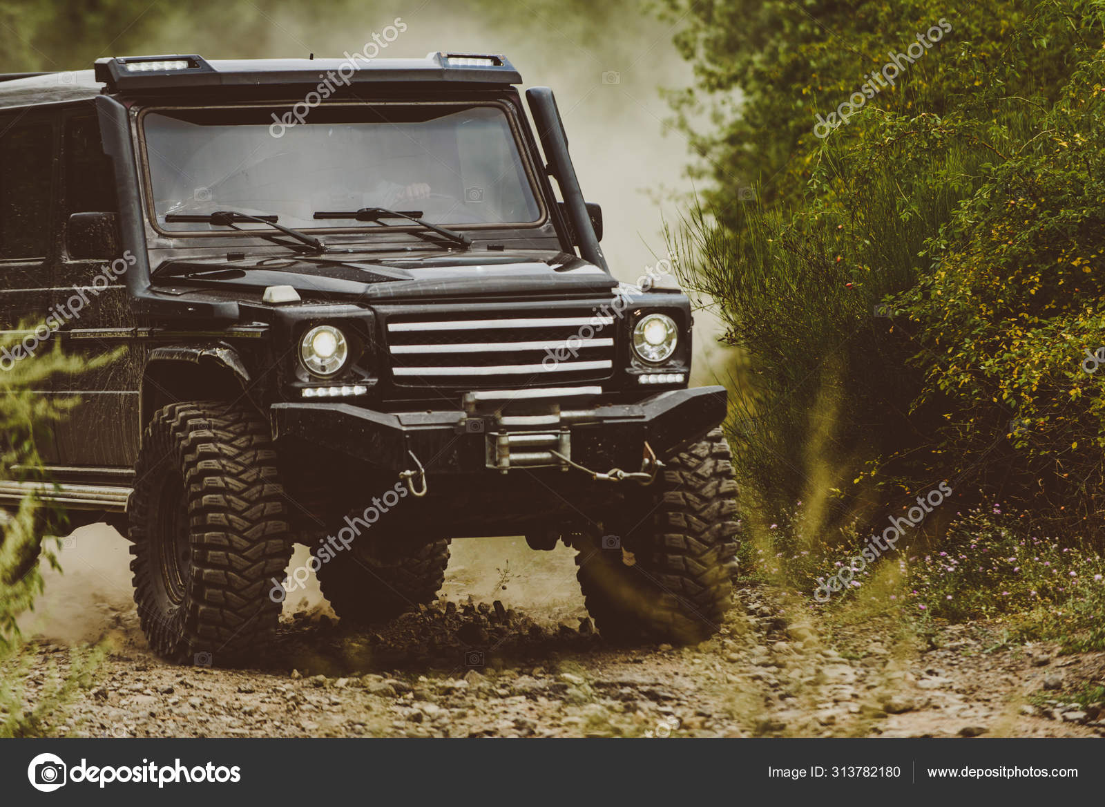 Voiture En Montagnes La Voiture Est Une Voiture Tous Terrains En