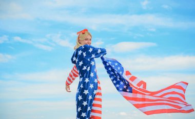 Gülümseyen kadın 4 Temmuz 'u kutluyor - Bağımsızlık Günü. 4 Temmuz Bağımsızlık Günü. Amerikan rüyası. Güzel, tezahürat yapan, mutlu, genç bir kız..