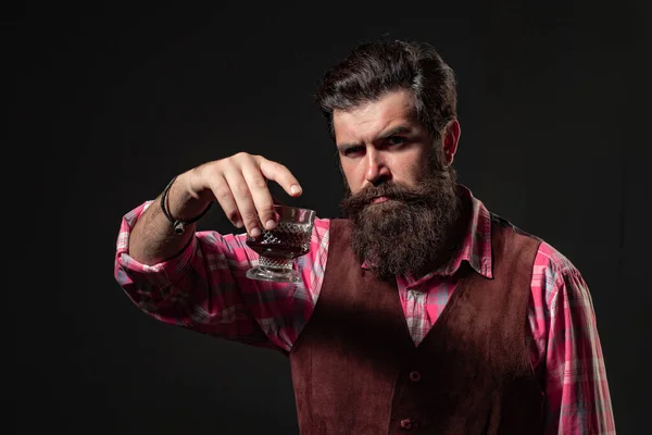Hombre bebiendo alcohol de vidrio. Degustación y degustación. Concepto de moda. Hombre Camarero sosteniendo vaso de whisky . — Foto de Stock