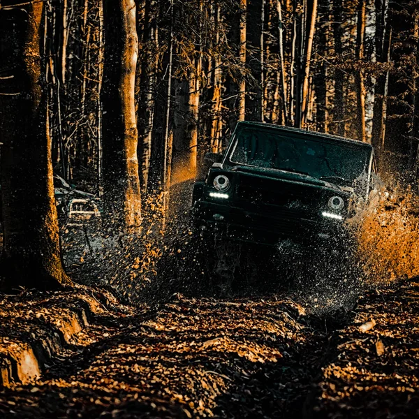 Bahno a voda stříkají v off-road závodech. Offroad vozidlo přichází z blátivé díry nebezpečí. Timud a voda šplouchají ze silničních závodů. Drag závodní auto spaluje gumu. Extrémní. Terénní auto. — Stock fotografie