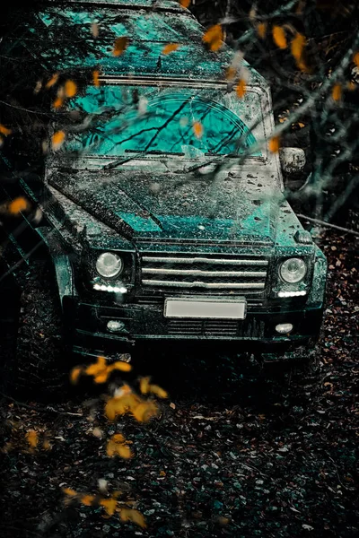 Jeep bateu em uma poça e pegou um spray de sujeira. Corrida de rali. Viagens off-road na estrada de montanha . — Fotografia de Stock