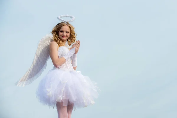 Ángel niña con alas blancas rezar. El cielo. Ángel adolescente. ¡Valentine! Feliz niña ángel adolescente rezar. Tarjeta de felicitación de arte festivo. Ángel alas bebé rezar. Tarjeta de San Valentín . — Foto de Stock