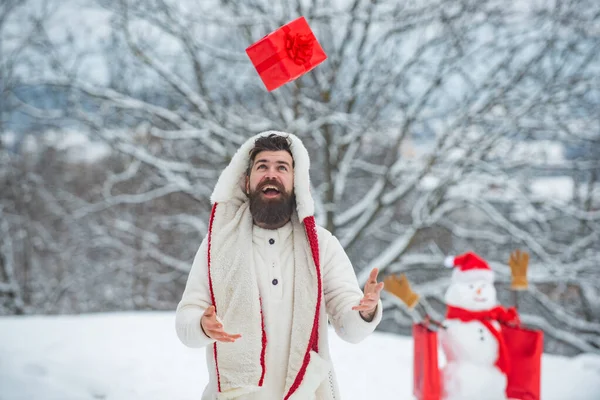 Styling Santa hipster met een lange baard poseren op de kerst sneeuw achtergrond. Winter emotie. Kerstwinkel of winkel. — Stockfoto