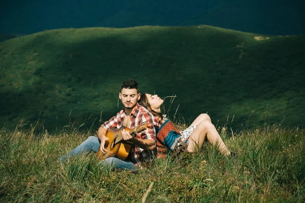 恋のカップル。美しい山の風景の中にインスピレーションと動機。フィットネス｜健康的なライフスタイルで屋外. — ストック写真