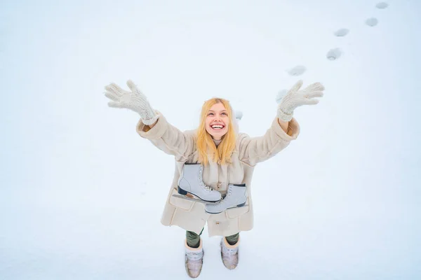 Ung kvinna på vintern. Vacker blond hår flicka jag vinter kläder utomhus. Skönhet glad flicka som har roligt i vinterparken. Vackert porträtt av ung kvinna på vintern snöiga landskap. — Stockfoto