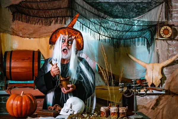 Halloween feliz - Demônio bonito isolado em fundo escuro. Homem de Halloween assustador em chapéu - estúdio tiro de perto. Diabo homem com crânio com olhos sangrentos . — Fotografia de Stock