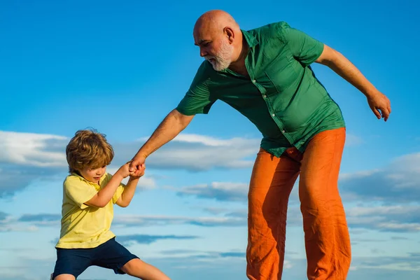 A menudo la mala conducta de los niños es simplemente un intento de hacer frente a algún otro problema. Abuelo ayudando. Crianza de niños. El proceso educativo debe comenzar temprano en una vida de niños. . —  Fotos de Stock