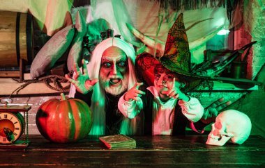 Çocuklar için Cadılar Bayramı partisi. Cadılar Bayramı için mutlu bir aile kutlaması. Cadılar Bayramı 'nda kostümlü mutlu aile babası ve çocuğu. Mutlu Baba ve Çocuklar Cadılar Bayramı Kostümlü Oğlan.