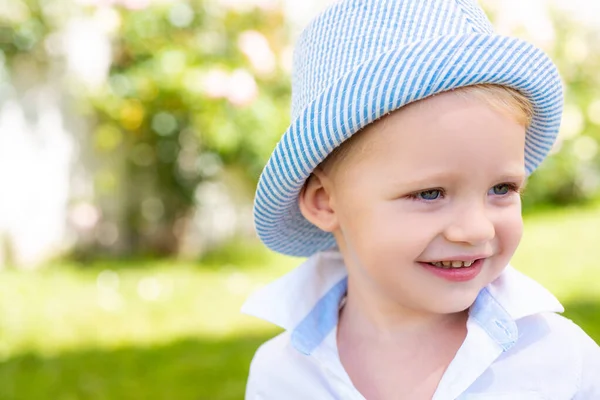 Har lycklig. Ett sorglöst barn. Barnet har sommarglädje. Lycklig pojke står i gräset på solig sommardag. — Stockfoto