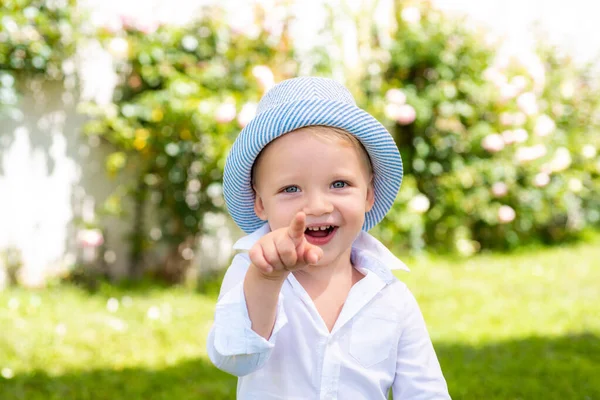 Happy child face. Happy child in summer in nature. Little boy enjoy life and nature. Has happy. — Stock Photo, Image