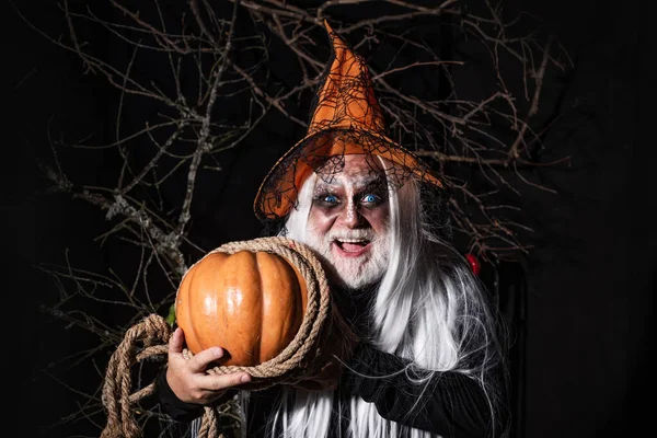 Hombre de Halloween con maquillaje de sangre. Hombre diablo con ojos ensangrentados. Feliz Halloween. Hombre vampiro diablo. Escena de Halloween con hombre sangriento diablo . — Foto de Stock