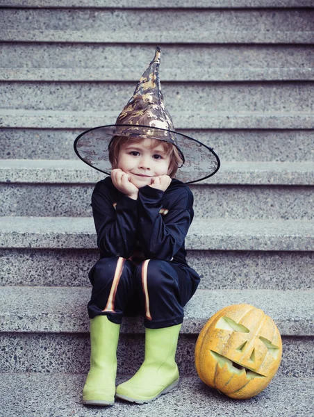 Mały chłopiec w kostiumie szkieletowym. Halloween przyjęcie kostiumowe dla dzieci. Wesołe dziecko i dynia. — Zdjęcie stockowe