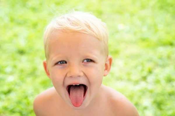 Jag tänker bara på det roliga. Barn utomhus i naturen. Har lycklig. Rolig liten pojke. — Stockfoto