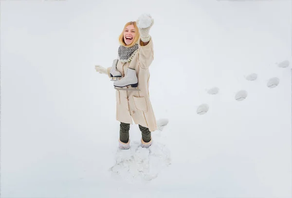 Aantrekkelijke jonge vrouw in de winter buiten. Grappige jonge vrouw in de winter. Het dragen van grappige hoed geruite sjaal en jas. — Stockfoto