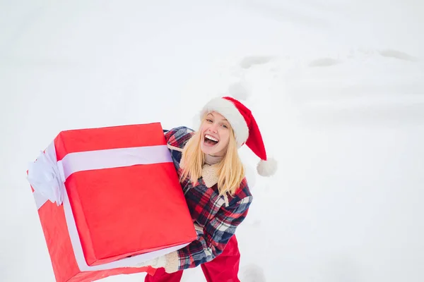 Femme heureuse avec cadeau ou boîte cadeau à l'extérieur. Femme de Noël drôle et une grande boîte cadeau. Activités amusantes d'hiver. Émotion hivernale. Livraison fille avec boîte cadeau d'hiver . — Photo