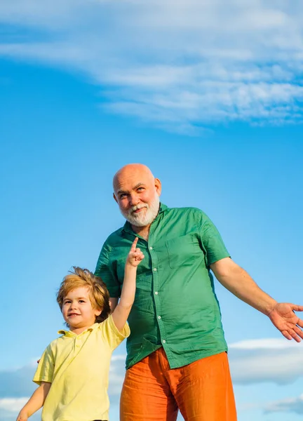 Avô e filho. Menino bonito abraçando seu avô. O neto abraça o avô. Homem sênior com neto correndo no parque . — Fotografia de Stock