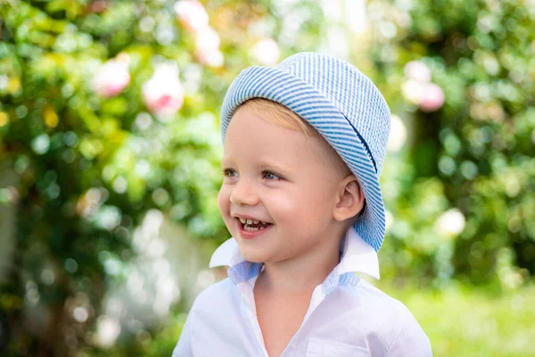 Glad barnporträtt. Förtjusande barn som har roligt. Vacker rolig dag för söt liten pojke i naturen. Lycklig liten pojke. — Stockfoto