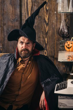 31 Ekim. Makyaj ve insan için korkutucu bir kavram. Kutlama partisi. Cadılar Bayramı geçmişindeki komik bilge büyücü. Büyücü, büyücü, büyücü.