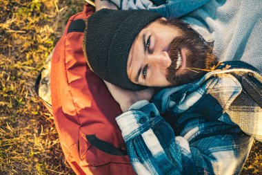 Yürüyüşçü maceralara hazır. Acımasız, erkeksi adam. Gezgin turist. Doğa geçmişi. Mutlu sakallı adam yürüyüş yapıyor..