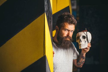 Eski moda berber dükkânı direği. Deriyi nemlendirmek için kuru vücut parçalarına merhem sür. Sakal stili ve kesim. Çok moda ve şık. Berber - Tıraş ve Tıraş. Sakallı adam berber kuaförünü ziyaret ediyor.