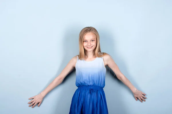 Petite fille blonde en robe d'été essayant d'être un mannequin. Premiers pas dans la profession. Compétences professionnelles, éducation précoce. Photo prise en studio. Isolé sur gris, Espace de copie . — Photo