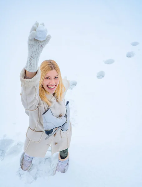 Älskar vintern. Snövinterkoncept. Njuter av naturen vintertid. Julen. Lycklig ung kvinna går på vintern. — Stockfoto