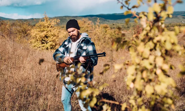 Hunter con escopeta a la caza. Caza de vida silvestre. — Foto de Stock