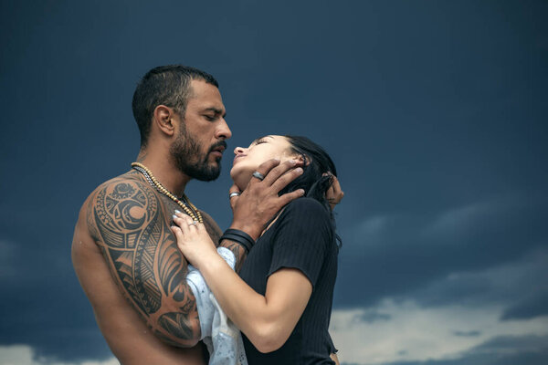 Молодая романтическая пара целуется и наслаждается обществом друг друга. Доминантный человек. Сексуальная пара играет в любовные игры
.