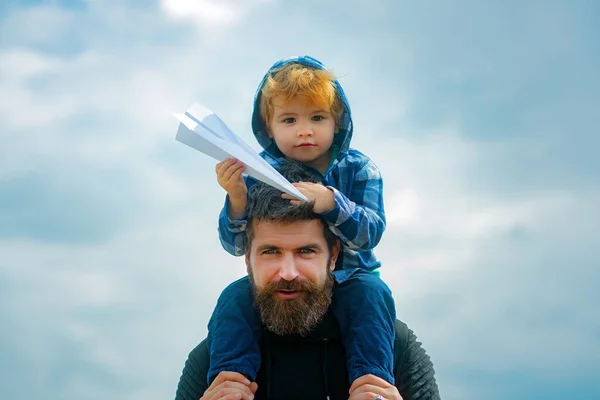 Aile tatili ve birliktelik. Baba ve oğul birlikte. Baba oğul gülümsüyor ve sarılıyorlar. Kaygısız. Hayal gücü. — Stok fotoğraf