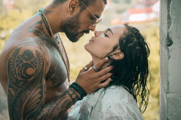 Aşık genç ve güzel bir çift. Öpüşen çift. Ona güven. Romantik ve aşk dolu. Şehvetli çift öpücüğü.