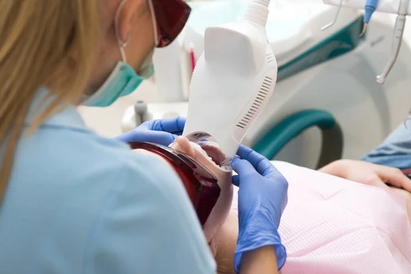 Ludzie, medycyna, stomatologia i opieka zdrowotna - zbliżenie stomatologa z lustrem dentystycznym sprawdzającym męskie zęby pacjenta w gabinecie stomatologicznym. Ludzkie zęby, wybielanie, dentysta. — Zdjęcie stockowe