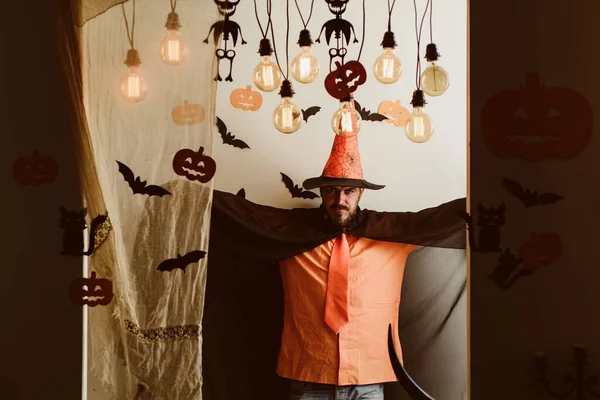 Divertido mago sabio en un fondo de Halloween. Hombre guapo con sombrero de disfraz de mago para Halloween sobre fondo de cuento de hadas. Halloween, celebración de fiestas. Mago, hechicero, brujo . —  Fotos de Stock