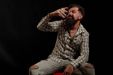 Tatma ve degukasyon konsepti. Viski, konyak ya da konyak içmek. Viski barındaki çekici barmen..