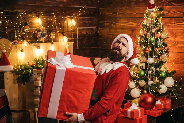 ヒップスターマン、髭を生やしたサンタは感謝祭の日とクリスマスを祝う。サンタは贈り物を持ってる配達品だ贈り物の感情. — ストック写真