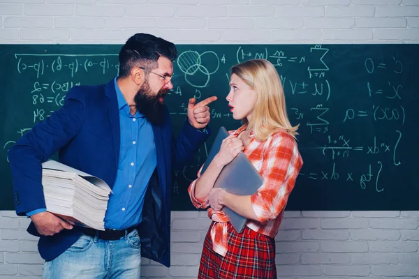 Je me prépare pour l'examen à l'université. Retour à l'école et concept d'éducation. Étudiante adolescente se préparant pour les examens en classe collégiale. Séminaire universitaire . — Photo